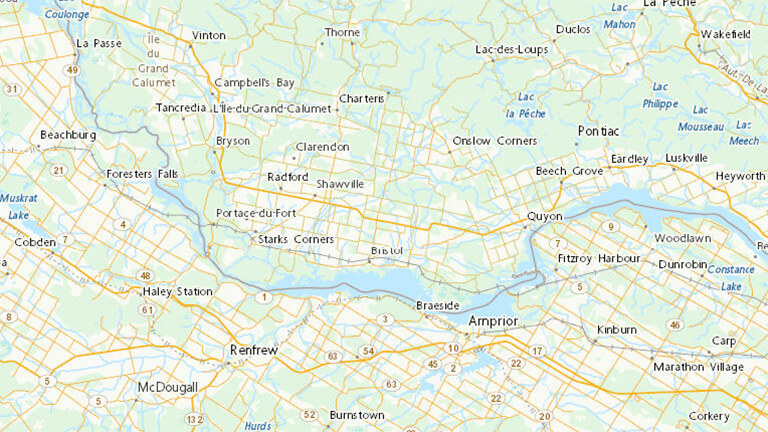 La carte de base des transports au Canada le long de la frontière entre le Québec et l’Ontario montrant les routes, les noms de lieux, les cours d’eau, la végétation et les zones urbaines.