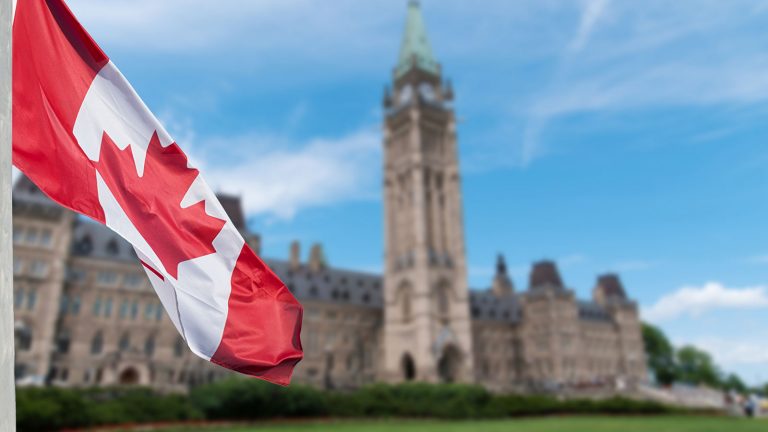 Photo du drapeau canadien et de la Colline du Parlement Ottawa