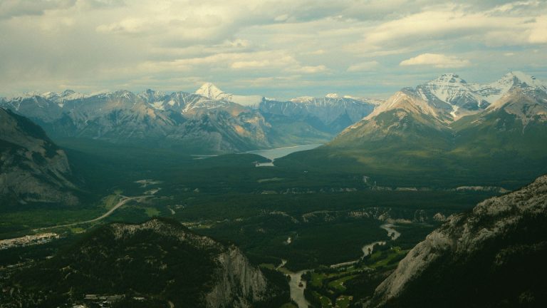 Une vue pittoresque d’une vallée et des montagnes à Banff, en Alberta.